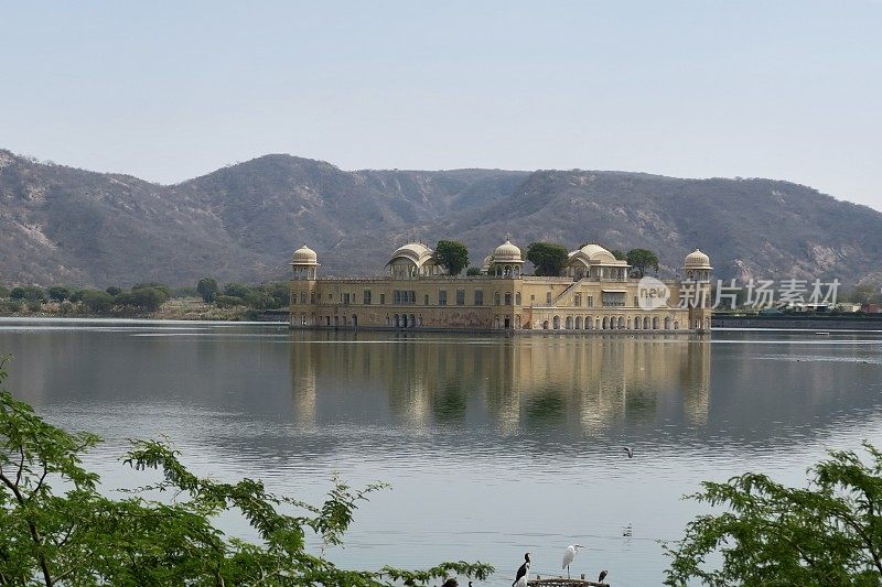 印度北部拉贾斯坦邦斋浦尔曼萨加尔湖中部的Jal Mahal(水宫)